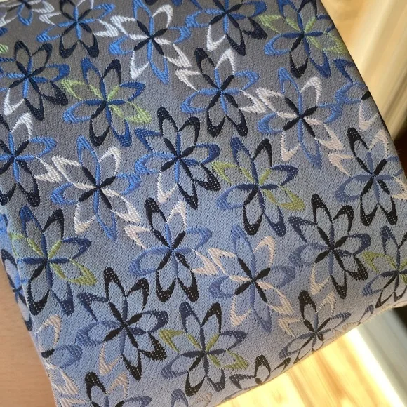 Jhane Barnes 100% Silk Blue Floral Botanical Starburst Geometric Pattern Tie - Picture 7 of 17